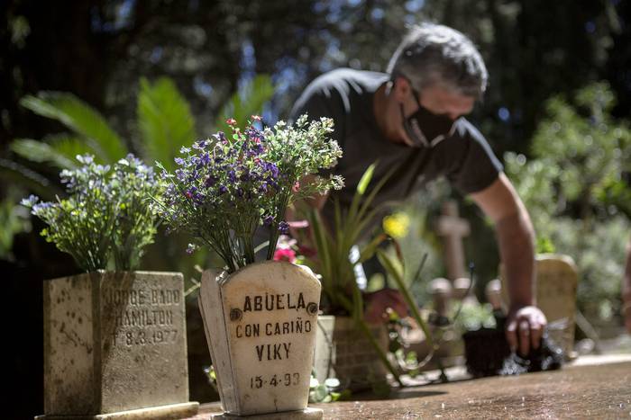 Día de los difuntos en el cementerio del Buceo (archivo, noviembre de 2020). · Foto: .