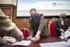 Rodrigo Arim y María Simon, el 30 de octubre, durante la firma del convenio de licenciamiento de tecnología Dinabang, en el paraninfo de la Universidad de la República, en Montevideo. · Foto: Ernesto Ryan Rodrigo Arim y María Simon, el 30 de octubre, durante la firma del convenio de licenciamiento de tecnología Dinabang, en el paraninfo de la Universidad de la República, en Montevideo. · Foto: Ernesto Ryan