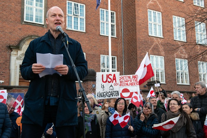 Pelle Dragsted, líder del partido de izquierdas Lista de Unidad, durante una manifestación frente a la Embajada de Estados Unidos en Copenhague, Dinamarca, el 29 de marzo. · Foto: Ricardo Ramírez, Nurphoto, AFP