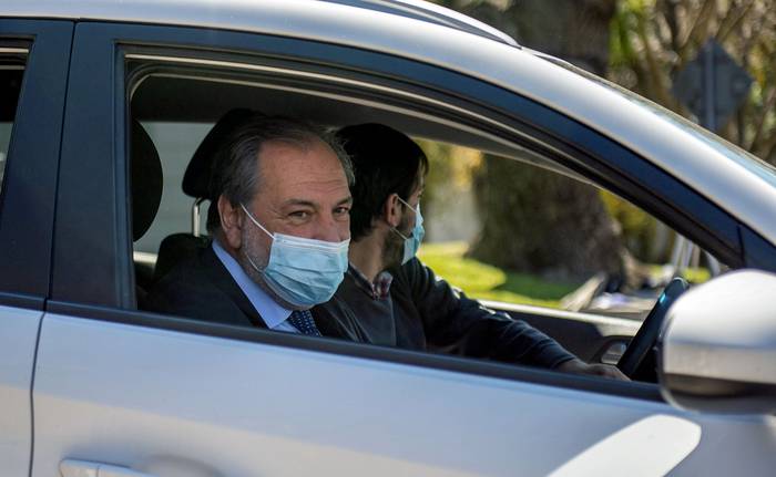 Jorge Gandini se retira, ayer, de la residencia de Suárez. · Foto: Alessandro Maradei