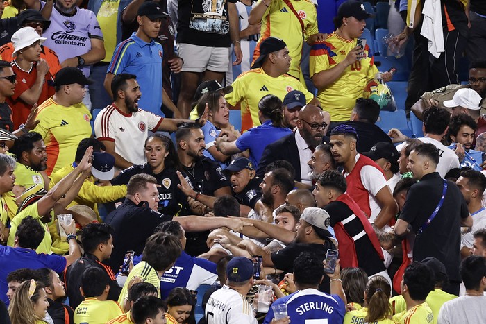 Aficionados de Colombia se pelean con aficionados y jugadores de Uruguay tras el partido por semifinales de la Copa América 2024 entre Uruguay y Colombia, el 10 de julio, en Carolina del Norte.
Foto: Tim Nwachukwu / Getty Images / AFP