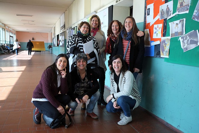 Rossana Molinari, Roxana Rugnitz, Elba Hernández, Antonella Lira, Sandra Amorena, Carolina Raimondo y Paola Piacenza, ayer, en el liceo Bauzá. Foto: Pablo Vignali