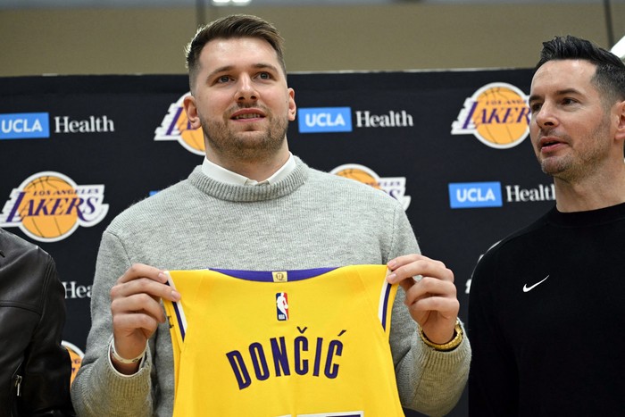 Luka Doncic durante la presentación como nuevo miembro de Los Angeles Lakers. · Foto: Patrick T. Fallon, AFP