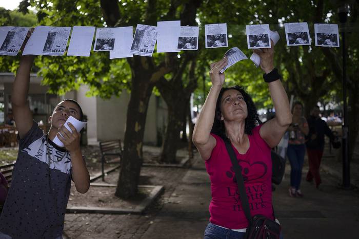 Nancy Baladán, madre de Milagros Cuello Baladán en la plaza de Pando, en la concentración por el aniversario de la desaparición de Milagros.

 · Foto: Mariana Greif