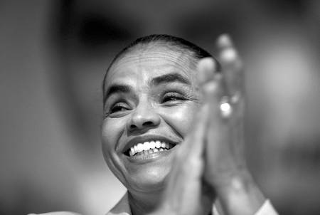 La ex candidata presidencial brasileña Marina Silva, durante la convención del Partido Verde de Brasil,
donde informó que esta colectividad decidió no apoyar a ninguno de los candidatos a la presidencia de Brasil, Dilma Rousseff y José Serra. · Foto: EFE, Sebastião Moreira La ex candidata presidencial brasileña Marina Silva, durante la convención del Partido Verde de Brasil,
donde informó que esta colectividad decidió no apoyar a ninguno de los candidatos a la presidencia de Brasil, Dilma Rousseff y José Serra. · Foto: EFE, Sebastião Moreira