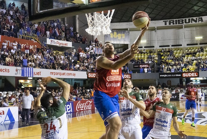 Esteban Batista, de Nacional, durante el partido con Aguada, en el Palacio Peñarol. · Foto: Mariana Greif