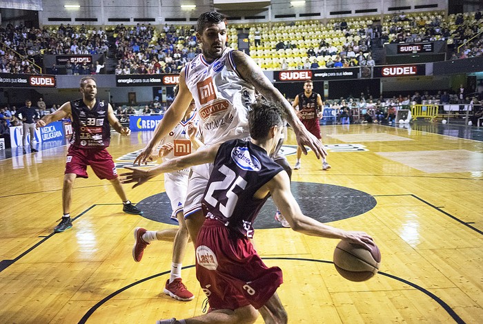 Abel Agarbado, de Olimpia, y Esteban Batista, de Nacional, en el Palacio Peñarol. · Foto: Mariana Greif