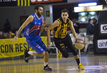 Lucas Lepiani, de 25 de Agosto, y Diego Álvarez, de Peñarol, en el Palacio Peñarol. · Foto: Mariana Greif Lucas Lepiani, de 25 de Agosto, y Diego Álvarez, de Peñarol, en el Palacio Peñarol. · Foto: Mariana Greif