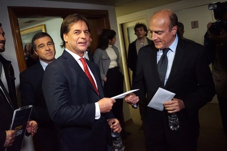 Daniel Martínez, Luis Lacalle Pou y Ernesto Talvi, minutos antes de la primera emisión del programa Séptimo Día en Teledoce · Foto: Mariana Greif Daniel Martínez, Luis Lacalle Pou y Ernesto Talvi, minutos antes de la primera emisión del programa Séptimo Día en Teledoce · Foto: Mariana Greif