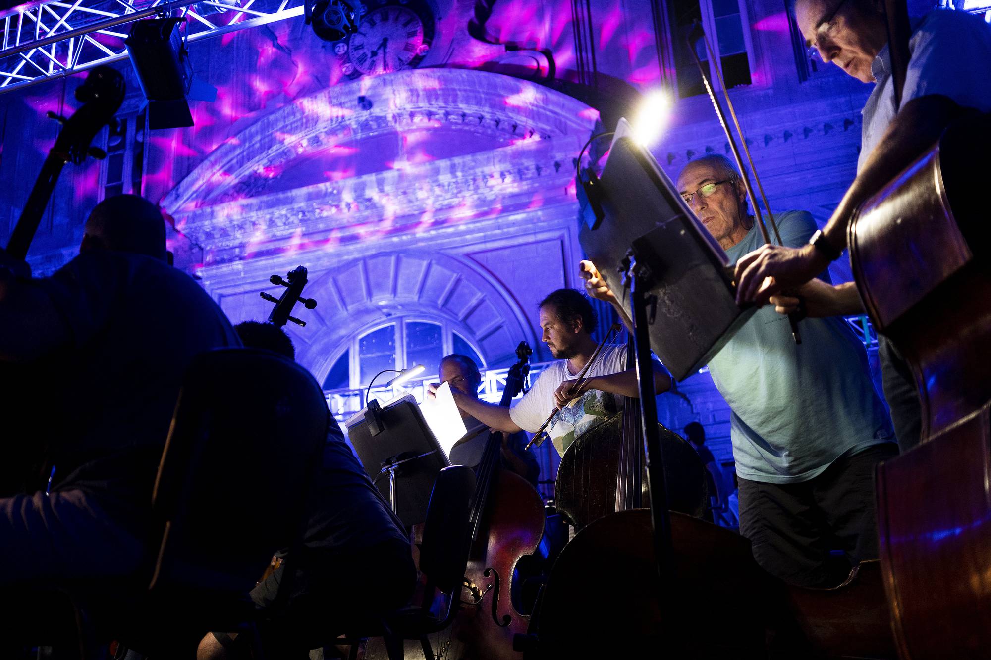 Ensayo de la La Orquesta Filarmónica de Montevideo, para el concierto Ellas, el 19 de febrero, en la Estación Central de AFE.