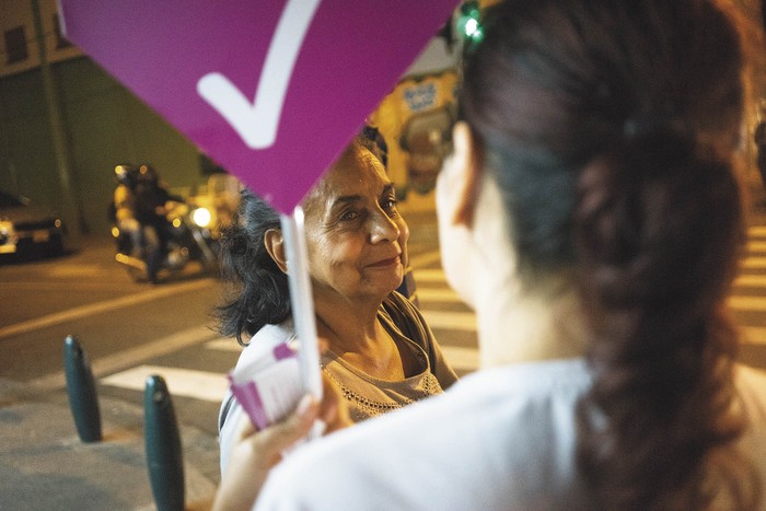 Piedad haciendo campaña en la estación Belén del Metroplús.