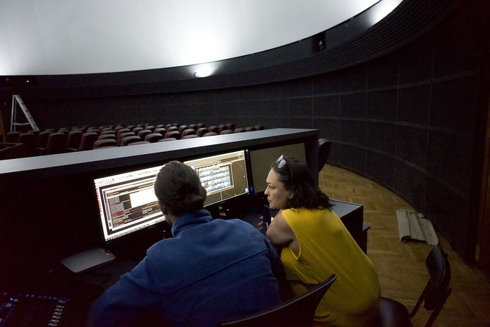 Operadores del nuevo sistema de proyección del Planetario. · Foto: Mariana Greif