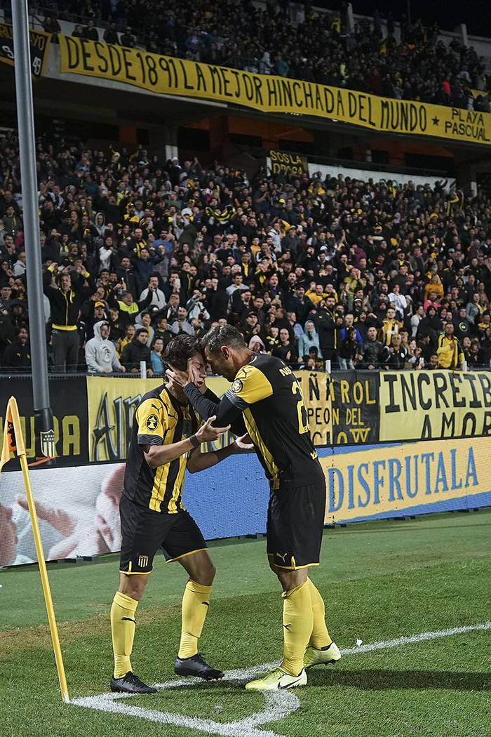 Xisco Jiménez (d), celebra su gol junto a Facundo Pellistri, el 22 de noviembre, en el Campeón del Siglo. · Foto: Mariana Greif