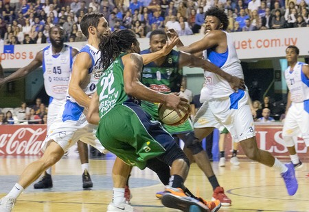 Kyle Lamonte, de Urunday Universitario, durante el partido con Malvín, en el Palacio Peñarol. · Foto: Mariana Greif Kyle Lamonte, de Urunday Universitario, durante el partido con Malvín, en el Palacio Peñarol. · Foto: Mariana Greif