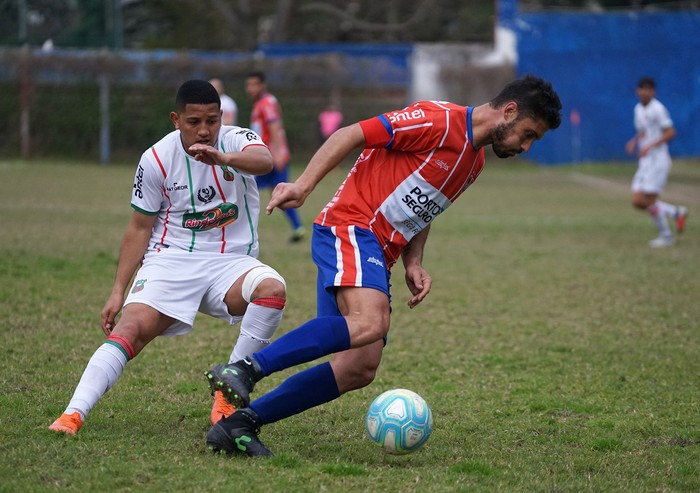 Juan Moreira, de Deportivo Maldonado, y Matías Cortizas, de Central Español, en el Parque Palermo · Foto: Mariana Greif