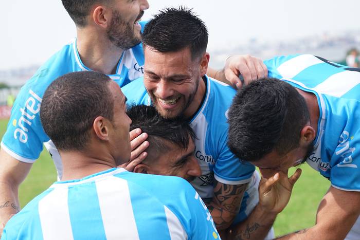 Jugadores de Cerro festejando el gol del triunfo ante Rampla Juniors, en el estadio Olímpico. · Foto: Mariana Greif