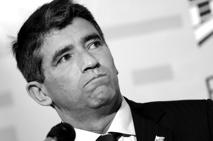 Raúl Sendic durante una conferencia de prensa en la antesala de la cámara de Senadores. Foto: Pablo Vignali (archivo, julio de 2015)