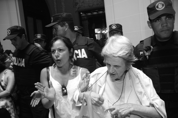 Patricia Borda (iz) durante los incidentes en la Suprema Corte de Justicia. Foto: Federico Gutiérrez (archivo, febrero de 2013)