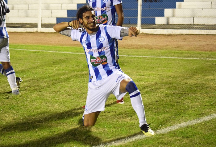 Sebastián Sosa, tras convertir el primer gol de Cerro Largo ante Fénix, en el estadio Antonio Ubilla de Melo. Foto: Nataly Fialho