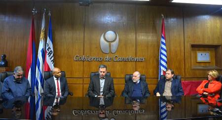 Yamandú Orsi, en la Sala de Actos del Palacio Municipal con integrantes de la comunidad islámica. Yamandú Orsi, en la Sala de Actos del Palacio Municipal con integrantes de la comunidad islámica.