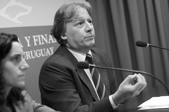 Azucena Arbeleche y Fernando Lorenzo, ayer, en la sede del MEF.  · Foto: Pablo Nogueira