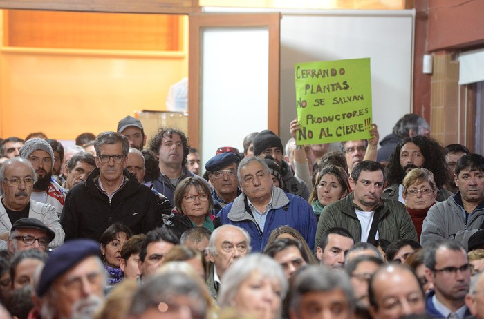 Asamblea abierta en San Carlos ante el anuncio de cierre de la Planta 10 de Conaprole.  · Foto: Sebastián Umpiérrez