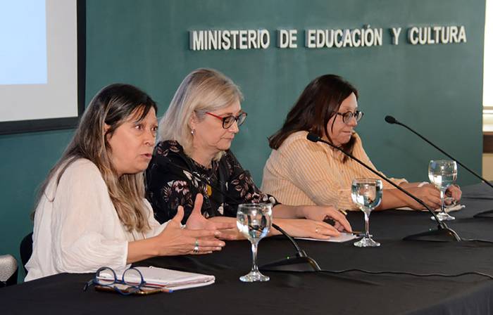 Ana Sosa Cedrani, Rosita Ángelo y Ana Olivera, en la presentación de la publicación de experiencias exitosas del trabajo en conjunto del Ministerio de Educación (MEC) y el Consejo de Educación Secundaria (CES). Foto: MEC