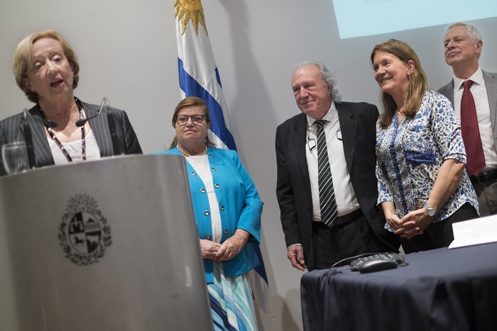 María Julia Muñoz, Teresa González, Álvaro Luongo, Lucía Delgado, y Jorge Basso, ayer, durante el 30º aniversario de la Comisión Honoraria de Lucha contra el Cáncer, en la Torre Ejecutiva. · Foto: Pablo Vignali