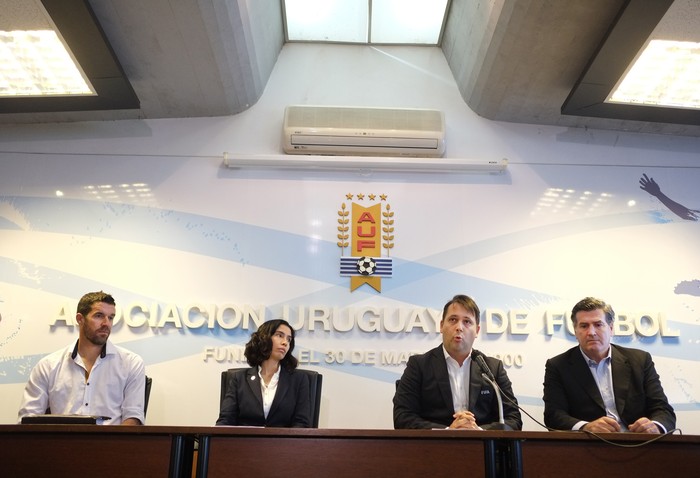 Andrés Scotti, Fátima González, Jair Bertoni y Pedro Bordaberry, hoy, en la Asociación Uruguaya de Fútbol · Foto: Pablo Vignali