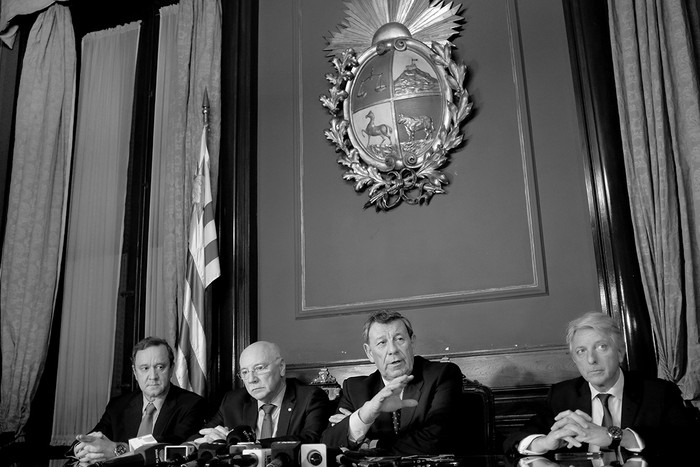 Paulo Estivallet, Eladio Loizaga, Rodolfo Nin Novoa y Carlos Foradori, durante una conferencia en el Palacio Santos, luego de una reunión para tratar el traspaso de la presidencia pro témpore a Venezuela. Foto: Pablo Vignali (archivo, julio de 2016)


