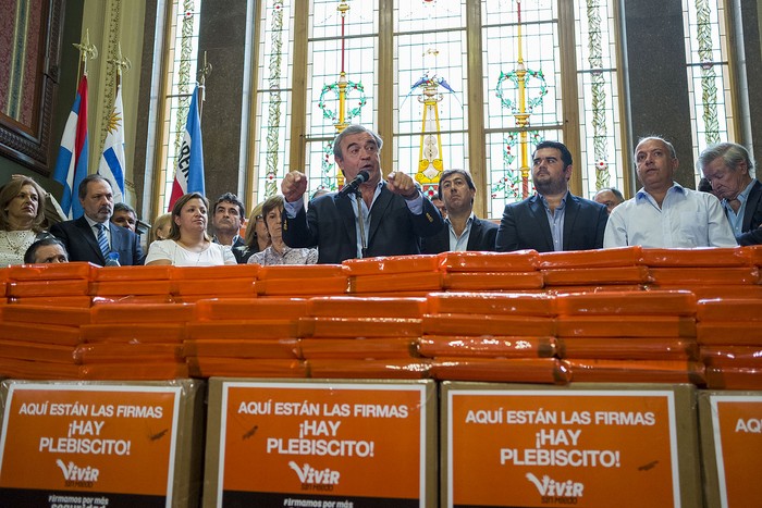 Jorge Larrañaga (C), durante el discurso, en la entrega de firmas en la antesala del Senado.  · Foto: Pablo Vignali