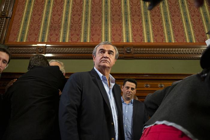 Jorge Larrañaga, ayer, en la antesala del Senado. · Foto: Pablo Vignali
