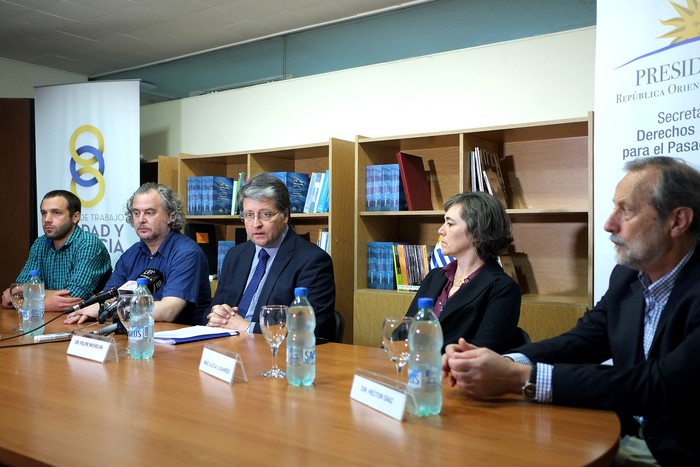 Santiago Perdomo y Luis Fondebrider, del Equipo Argentino de Antropología Forense; Felipe Michelini,  coordinador del Grupo de Trabajo por Verdad y Justicia (GTVJ); Alicia Lusiardo, referente del Grupo de Investigación en Arqueología Forense ante el GTVJ; y  Héctor Díaz, director de la  Secretaría de Derechos Humanos del Pasado Reciente.
 · Foto: Pablo Vignali