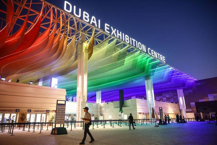 Edificio del Centro de Exposiciones de Dubái antes de la COP28, en Emiratos Árabes Unidos (27.11.2023). · Foto: Beata Zawrzel, Nurphoto, AFP