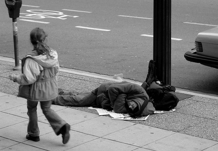 No es un vagabundo; se cruzó con los escribanos y se quedó dormido