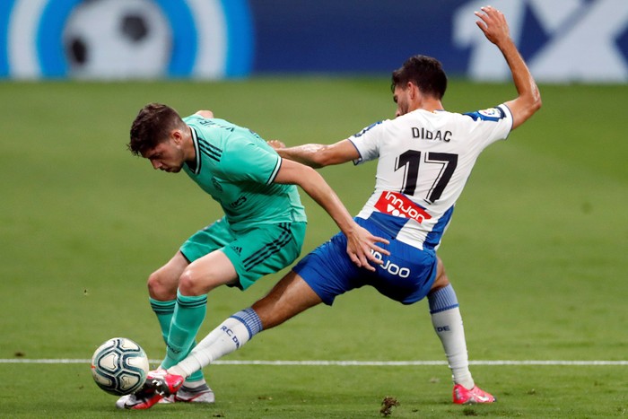 Dídac Vilá, de Español, y Federico Valverde, de Real Madrid, durante el partido por la Liga Española, en el RCDE Stadium. 


 · Foto: Alberto Estévez, EFE