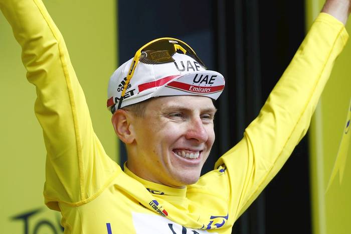 El ciclista esloveno Tadej Pogacar, del UAE-Team Emirates, celebra en el podio tras retener el maillot amarillo de líder de la general tras la decimonovena etapa del Tour de Francia 2021 sobre 207 kilómetros entre Mourenx y Libourne. · Foto: Guillaume Horcajuelo, EFE