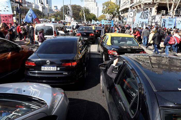 Miles de personas reclamaron la aprobación de una ley de emergencia alimentaria este miércoles, en Buenos Aires, movilizándose en los alrededores de la avenida 9 de julio.
 · Foto: Fabián Mattiazzi, EFE