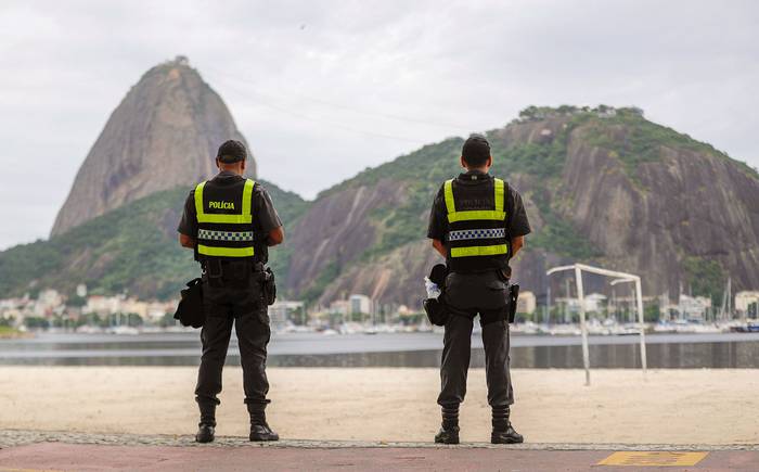 Integrantes de la Policía Militar brasileña vigilan en la playa de Copacabana, ayer, en Río de Janeiro, Brasil. · Foto:  Antonio Lacerda, Efe