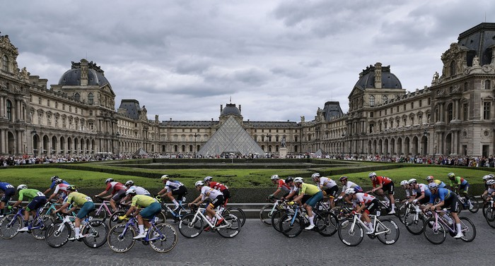 Museo del Louvre, durante la carrera de ciclismo masculina, el 3 de agosto en París. · Foto: David Gray, AFP