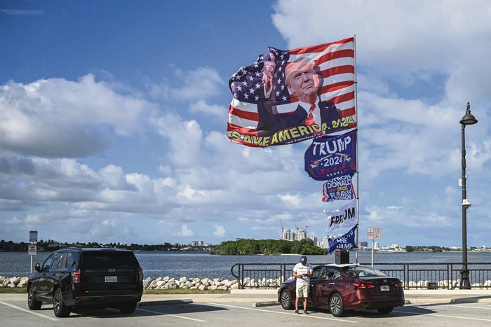 Caravana del presidente estadounidense Donald Trump, el 24 de diciembre, en Palm Beach, Florida. · Foto: Andrew Caballero-Reynolds, AFP
