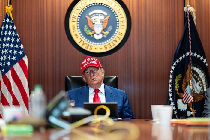 Donald Trump en la Sala de Crisis de la Casa Blanca, el 21 de junio. · Foto: Casa Blanca, AFP