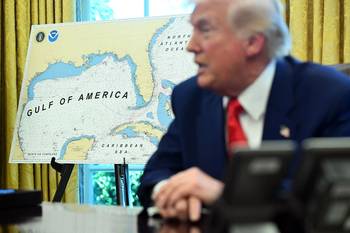 Donald Trump tras firmar una orden ejecutiva, el 9 de abril, en la Oficina Oval de la Casa Blanca. · Foto: Saul Loeb, AFP