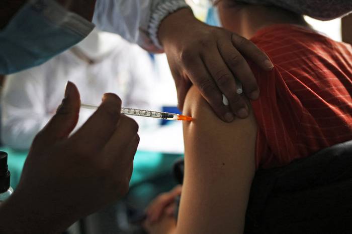 Vacunación contra la Covid-19 en un vacunatorio de La Paz, Bolivia, el 9 de diciembre de 2021. · Foto: Luis Gandarillas, AFP