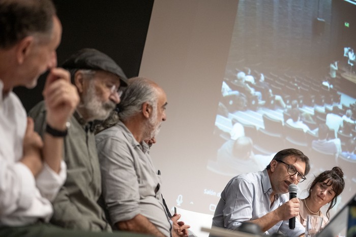 Omar Defeo, Daniel Panario, Marcel Achkar, Rodrigo Lledó, Juan Ceretta y Constanza Soler, el 17 de Octubre en la  Facultad de Ciencias. · Foto: Gianni Schiaffarino