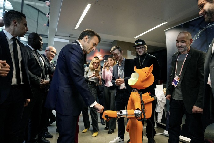 Emmanuel Macron choca los puños con un robot durante una visita al campus de startups Station F, como parte de un evento al margen de la Cumbre de Acción de Inteligencia Artificial en París, el 11 de febrero. · Foto: Aurelien Morissard, Pool, AFP