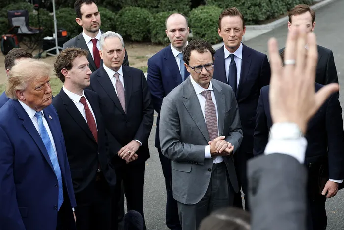 Dario Amodei, cofundador de Anthropic, responde preguntas junto a Mark Zuckerberg y Donald Trump, durante una rueda de prensa tras una reunión sobre inteligencia artificial, el 29 de setiembre en la Casa Blanca. · Foto: Kevin Dietch, Getty Images, AFP