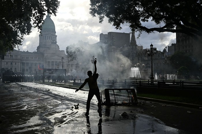 Manifestación de jubilados, hinchas y otras entidades sociales, el 12 de marzo frente al Congreso Argentino. · Foto: Luis Robaya, AFP