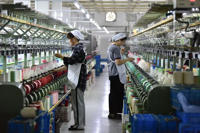 Línea de producción textil de seda, el 19 de octubre en Fuyang, China. · Foto: S/d de autor, AFP