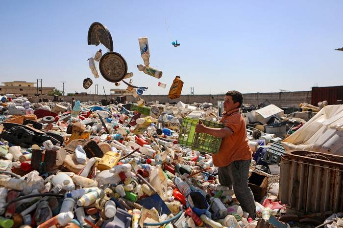 Clasificación de desechos plásticos en un vertedero cerca del pueblo Ram Hamdan, Siria. · Foto: Aaref Watad, AFP